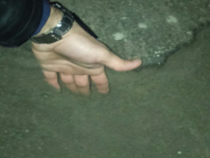 Автолюбитель «поймал» яму на дороге в Волжском, после чего машине потребовалась диагностика