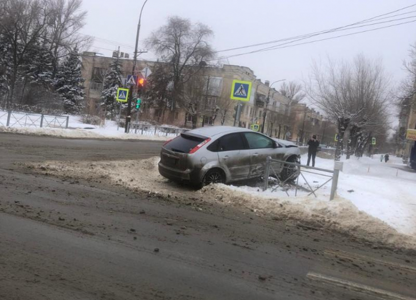 Снес машину и забор: в Волжском на видео попала авария с пострадавшим