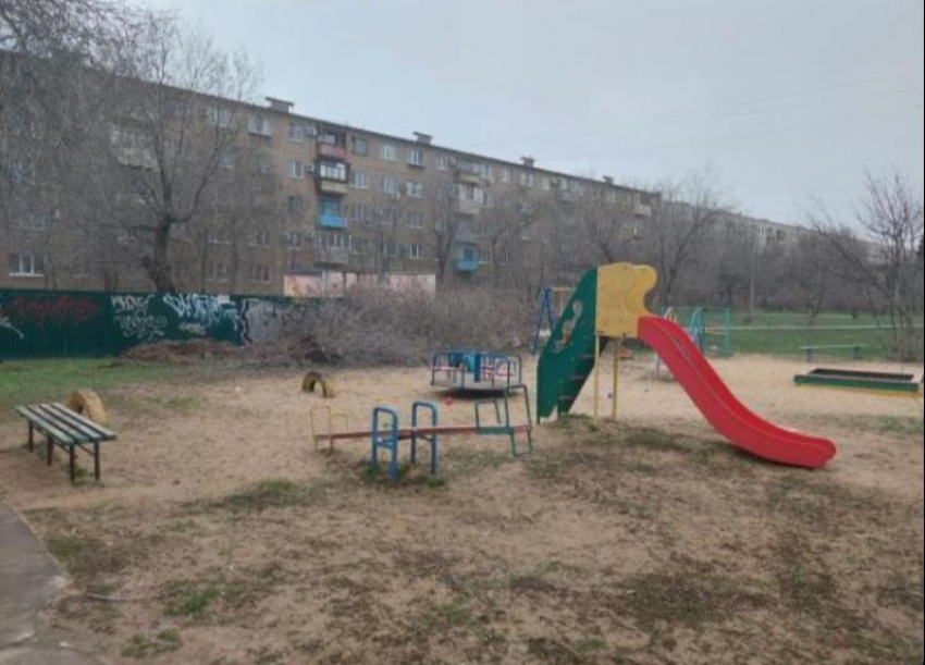 Детская площадка превратилась в свалку в Волжском