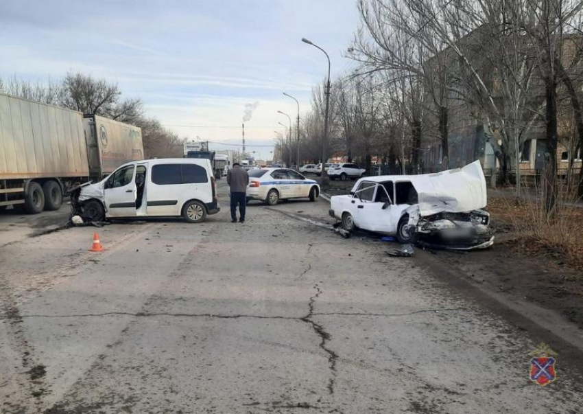 В Волжском у городской больницы №2 столкнулись два автомобиля