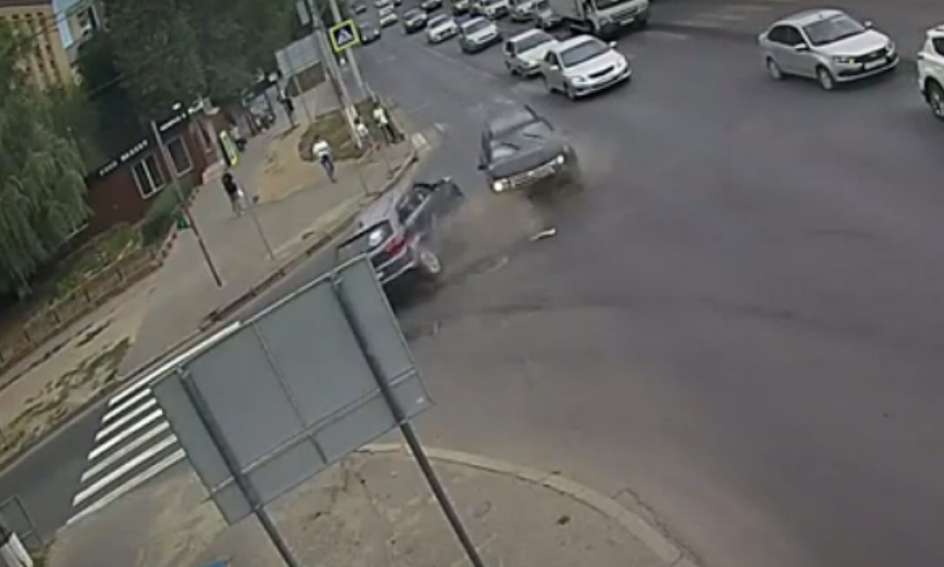 В Волгограде из-за столкновения внедорожников пострадали два человека: видео 