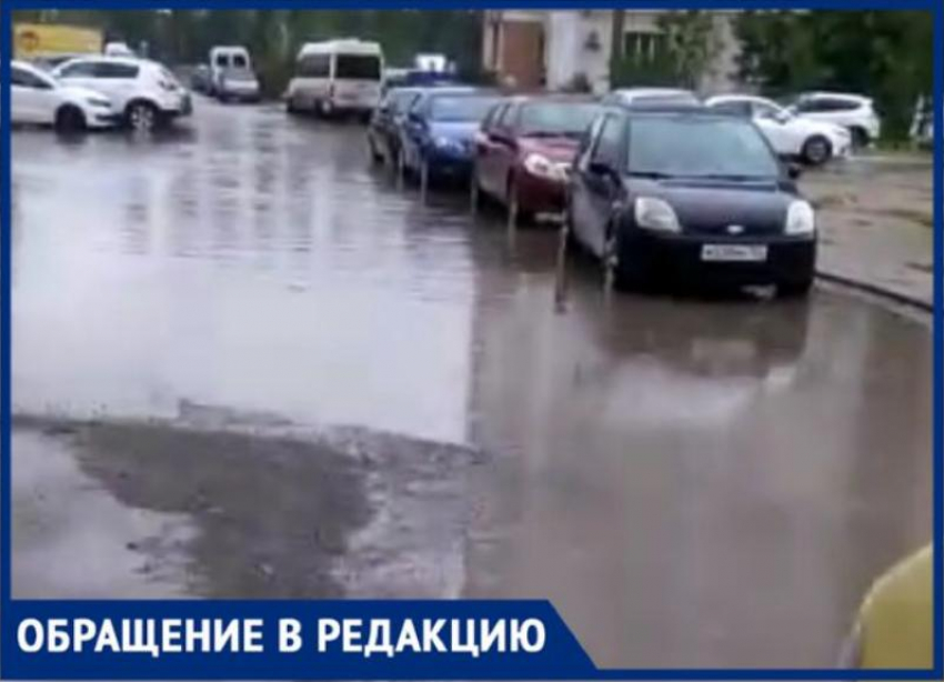 Житель Волжского рассказал о «вечной» луже, которую приходится обходить: видео