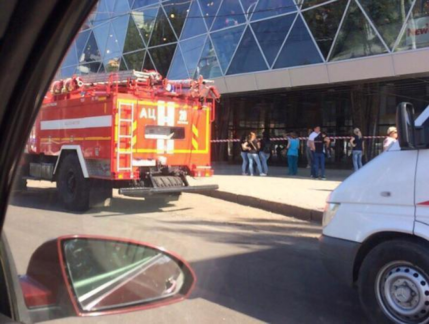 Из волгоградских торговых центров эвакуировали волжан из-за угрозы взрыва