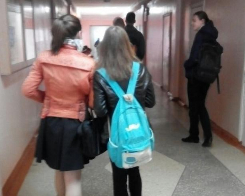 Дети замерзают в детсадах и школах Волжского из-за прохладной погоды и отключенного отопления