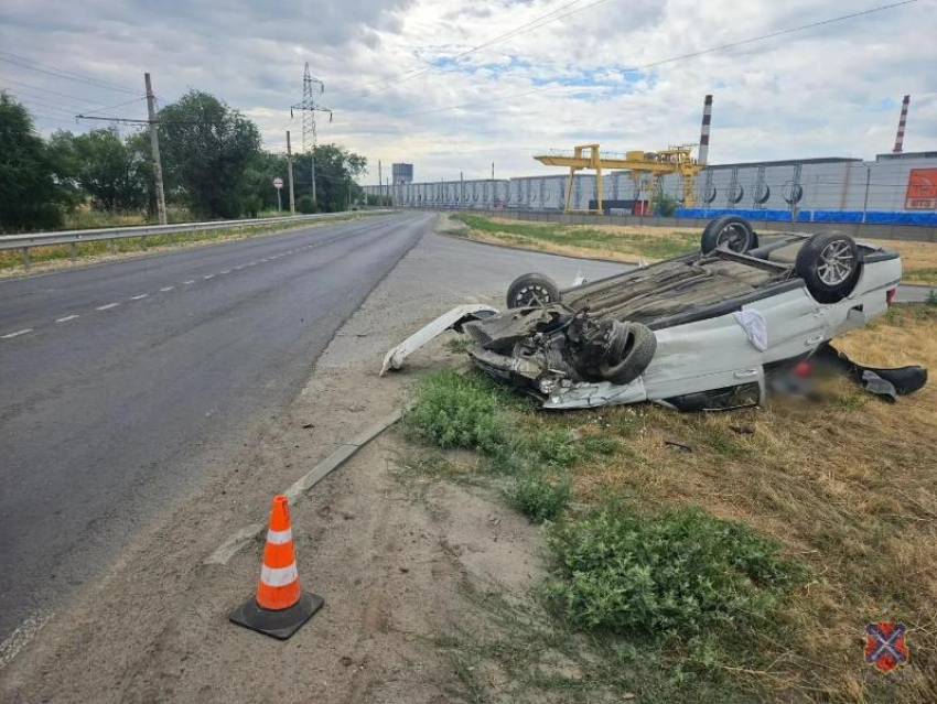 В Волжском 21-летний водитель перевернул авто, бросил пассажиров и пытался скрыться