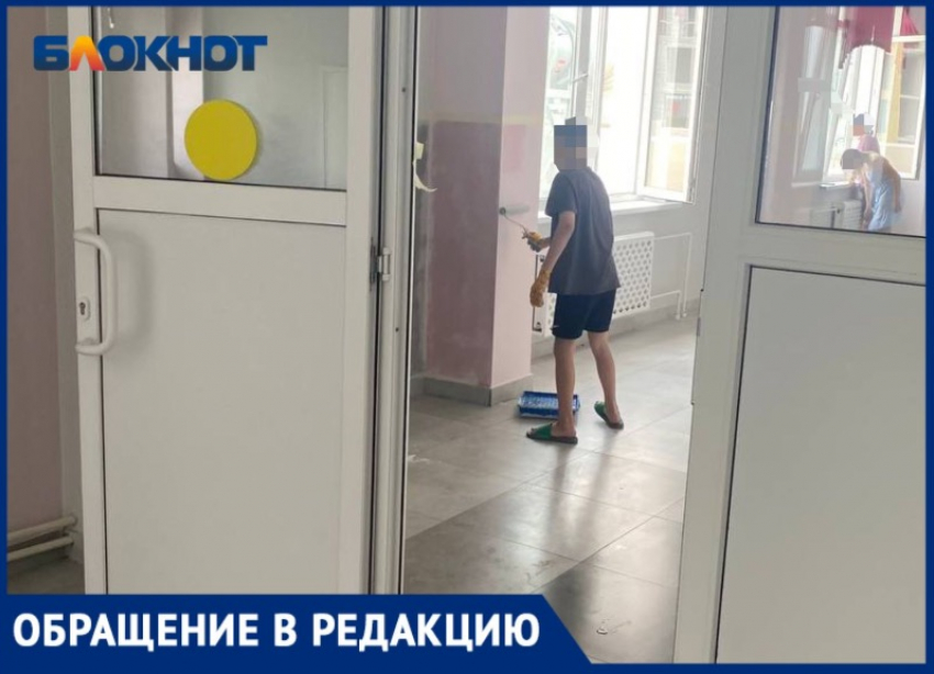 Школьников заставили красить стены в новой школе №5 Волжского
