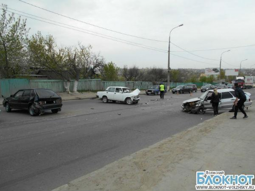 В Волгограде в тройном ДТП пострадали двое