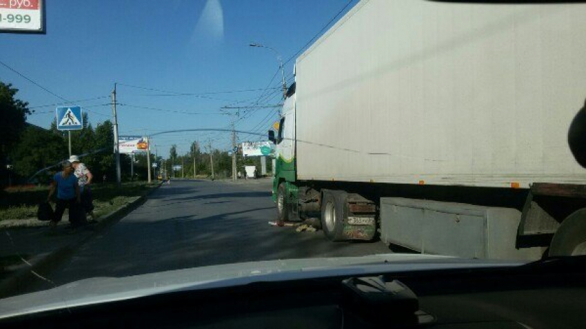 На севере Волгограда фура задавила пешехода