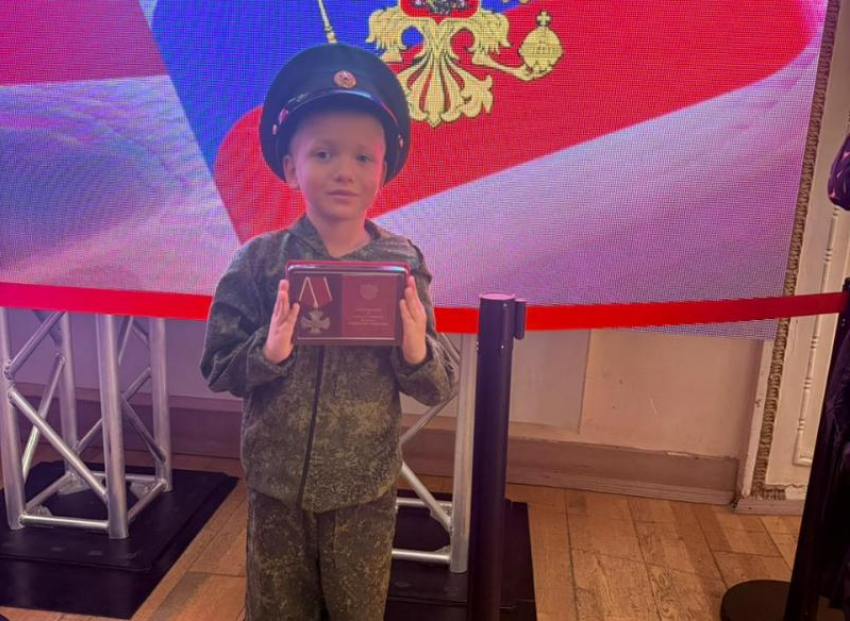 В Волжском героев наградили посмертно: видео