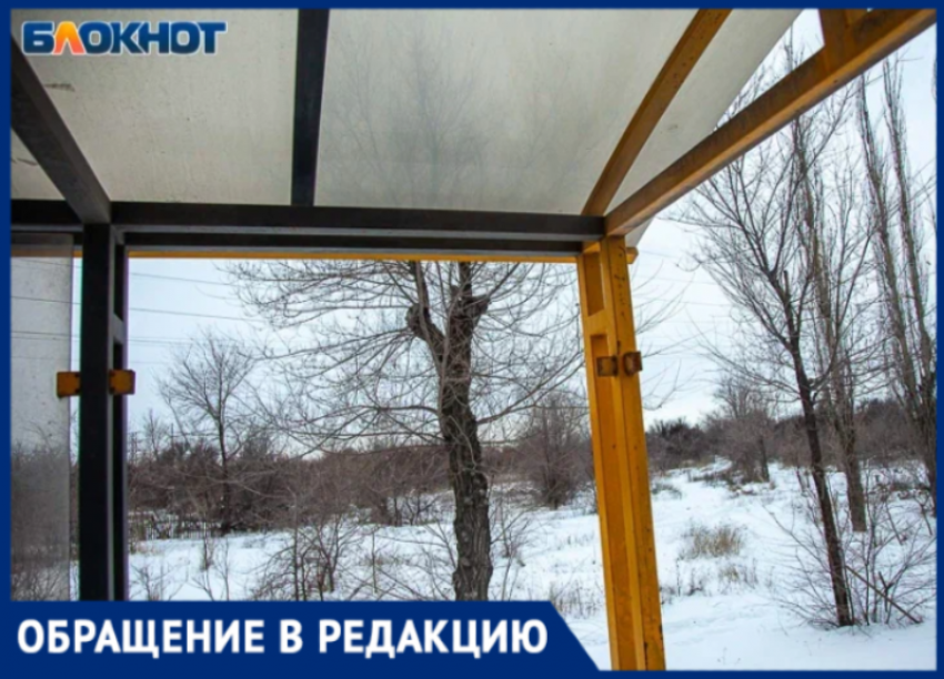 Без крыши над головой: волжанам приходится мокнуть под дождем в ожидании трамвая