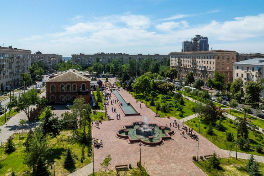 В День России в Волгограде открыли обновленный сквер Симбирцева и перенесли памятник Невскому