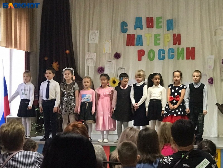 Школьники Волжского поздравляют своих любимых с Днем матери: видео