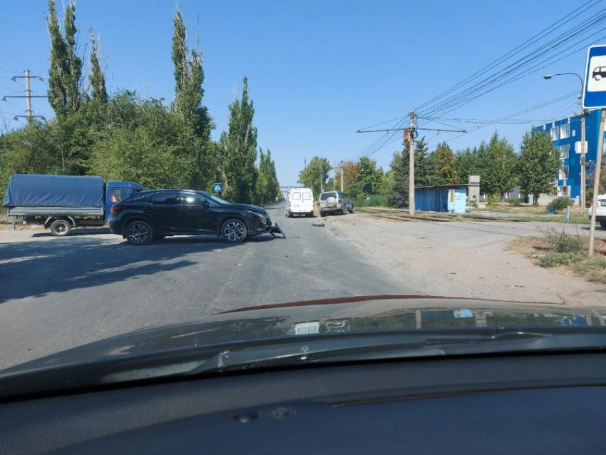 В результате ДТП иномарка сбила пешеxода и въеxала в маршрутку в Волжском