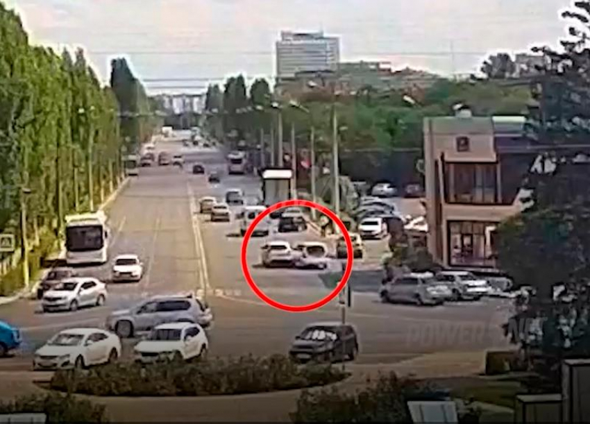Невнимательность водителя привела к ДТП на проспекте в Волжском