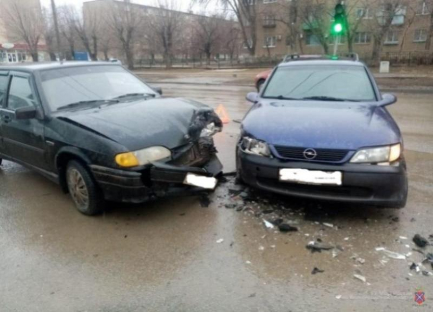 Проехать на красный? Легко! В Волжском произошла авария