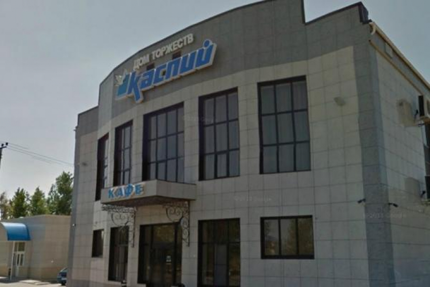 Территорию за кафе «Каспий» в Волжском перекопали в поисках пропавших девушек