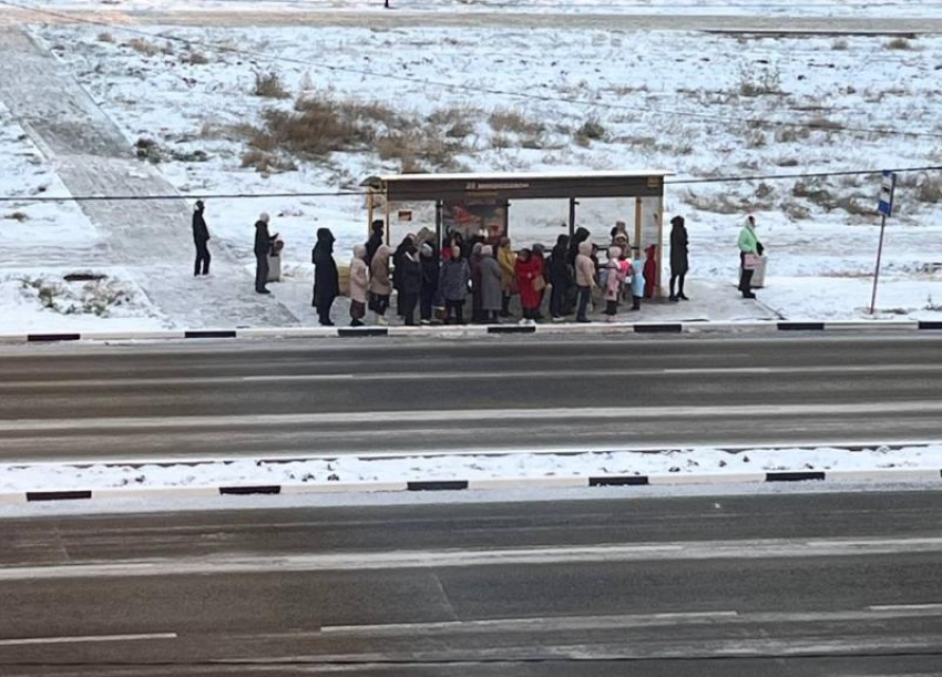 На полчаса опаздывает утренний автобус 2у в Волжском: топла мерзнет и душится в транспорте