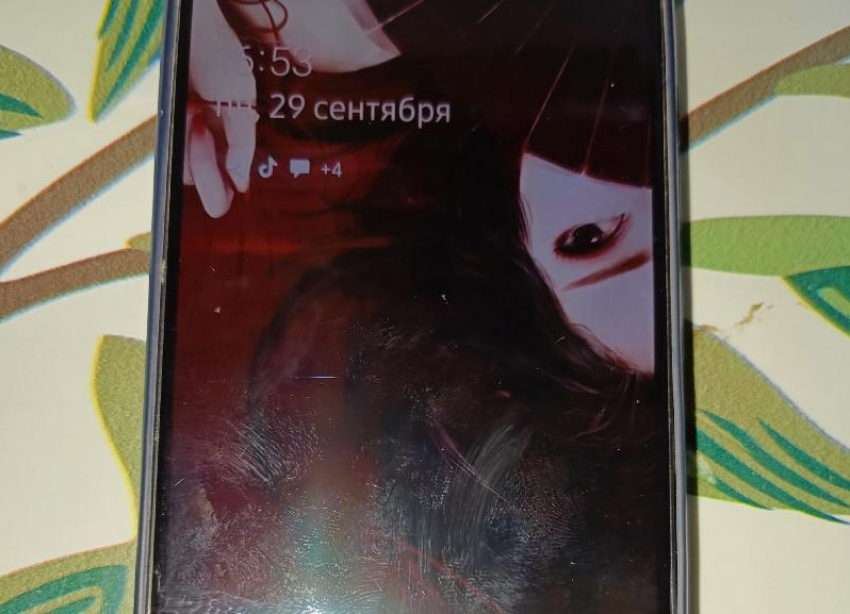 В Волжском разыскивают хозяина телефона: на звонки мамы ответить не могут