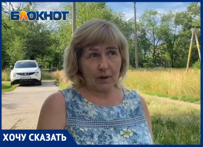 «Двор в Волжском порос камышом»: кратеры вместо дорог и детские площадки без доступа