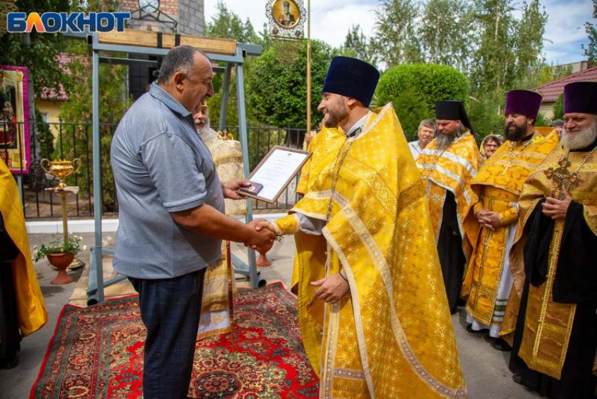 Настоятеля храма Святых Новомученников наградили за вклад в развитие Волжского