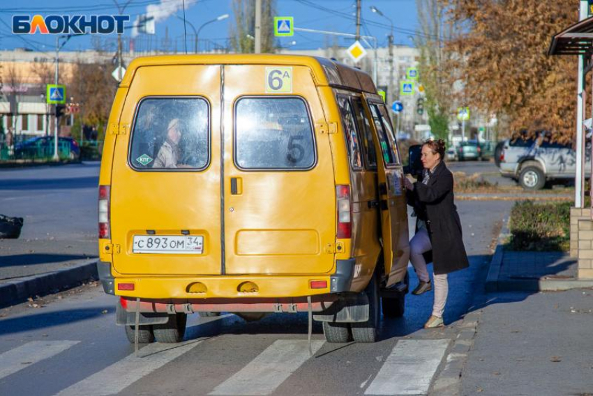 Маршрутчик высадил подростка из-за 5 рублей