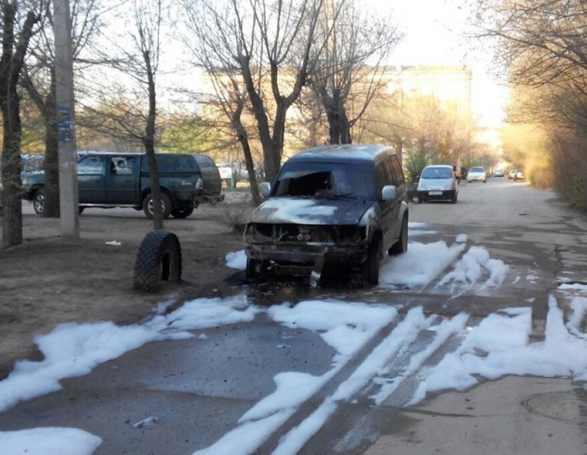 Неизвестные сожгли в Волжском внедорожник Mitsubishi Pajero