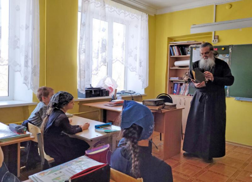 Воспитанникам Дома милосердия в Волжском рассказали о книгопечатании