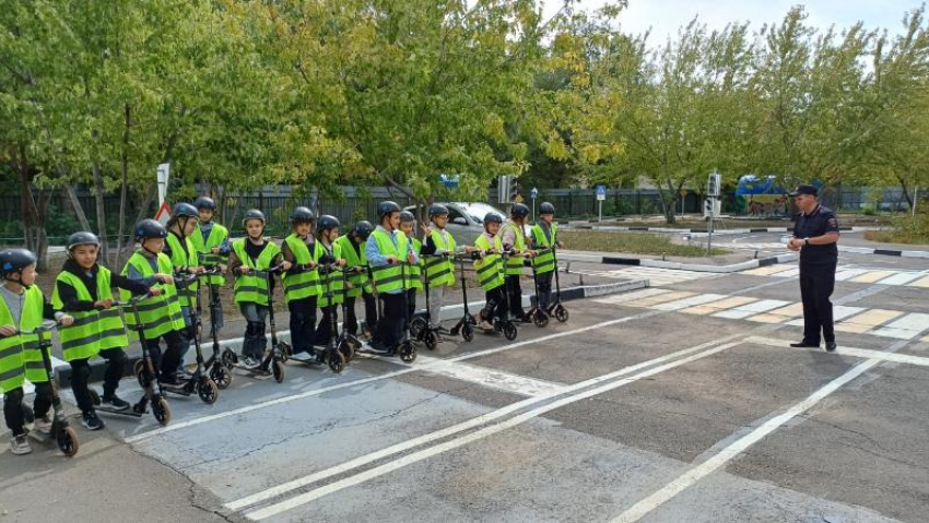 В Волжском продолжается обучение школьников безопасному поведению на дороге