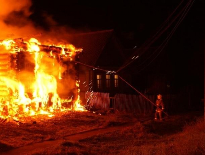 Под Волжским в пожаре пострадали люди