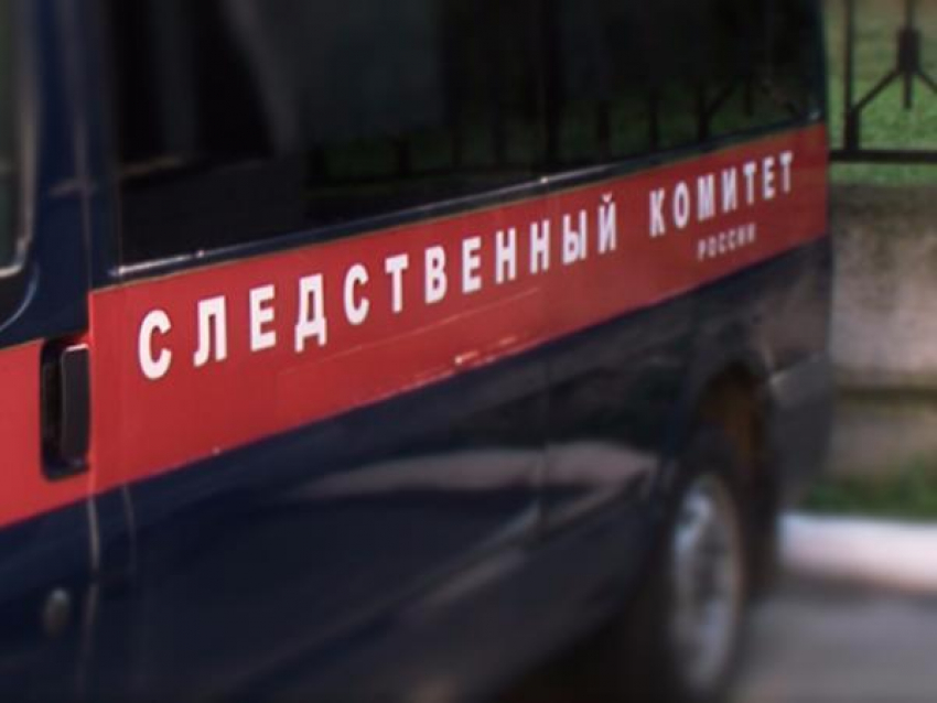 В подъезде многоэтажки на севере Волгограда обнаружили труп мужчины