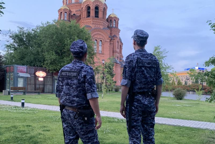 Пьяные дебоширы устроили скандалы в кафе и бане Волжского