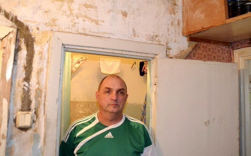 В Волжском волонтёры пообещали постелить линолеум инвалиду по зрению Олегу Бикбаеву