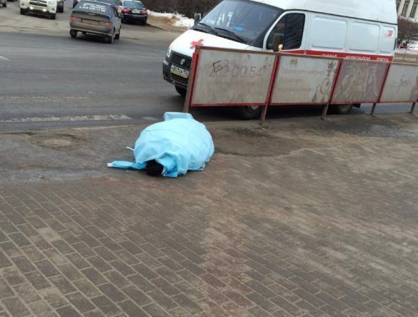 В Волжском средь бела дня на остановке скончался мужчина