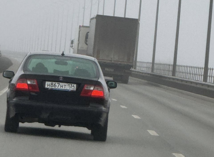 «Игра в поддавки» на новом мосту: водитель-нарушитель спровоцировал хаос на участке с высокой аварийностью