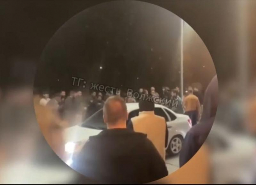 Массовая драка со стрельбой и поножовщиной попала на видео в Волжском