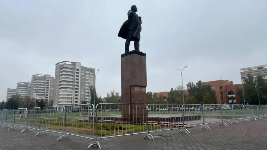 В Волжском разбирают памятник Ленину