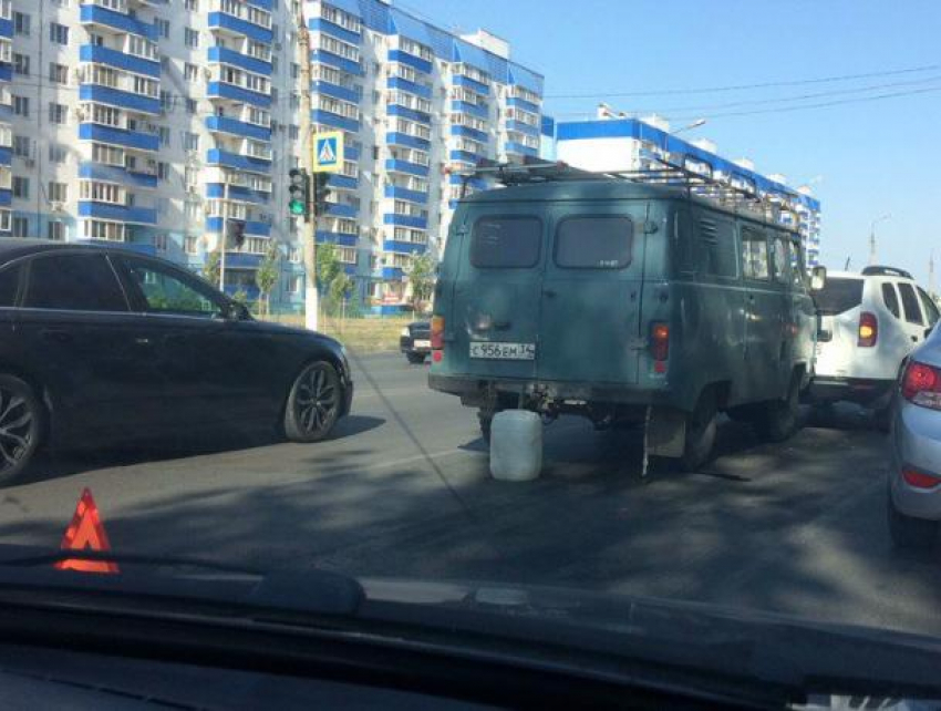 "Буханка» помяла багажник «Рено» на оживленной дороге в Волжском