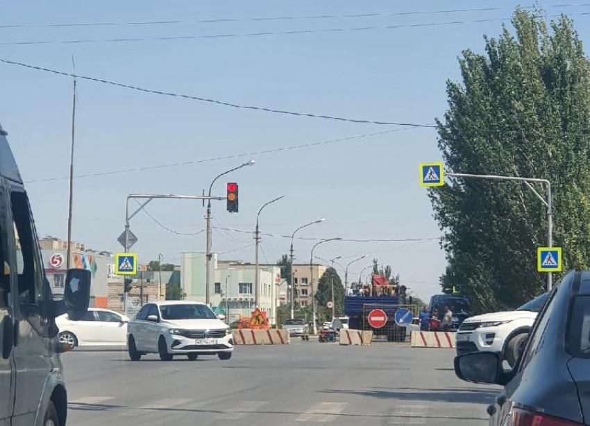 В Волжском перекрыли дорогу на улице Оломоуцкой и проспекте Дружбы 