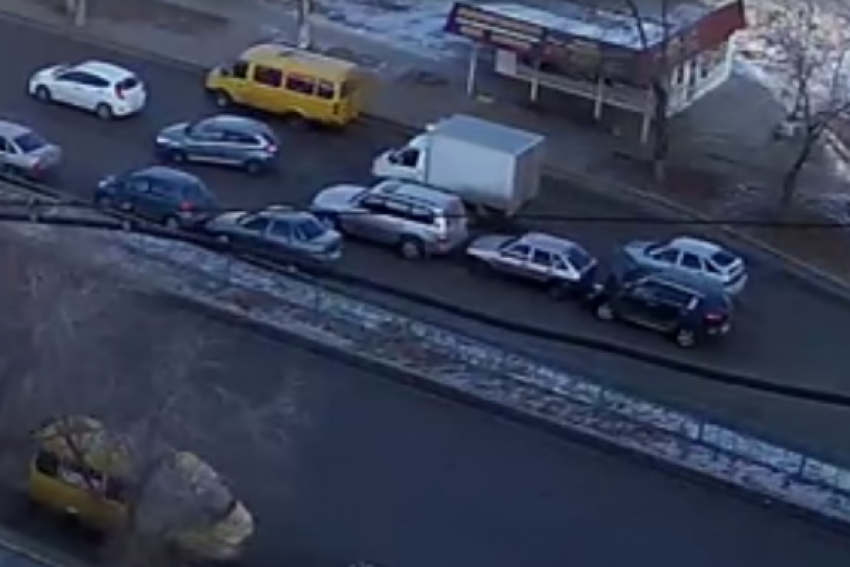 В Волжском в аварии по принципу «домино» столкнулись пять машин