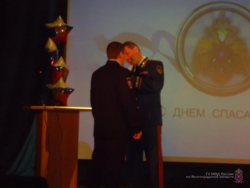 Сотруднику полиции Александру Даниленко вручили медаль за помощь во время летних пожаров в Волжском