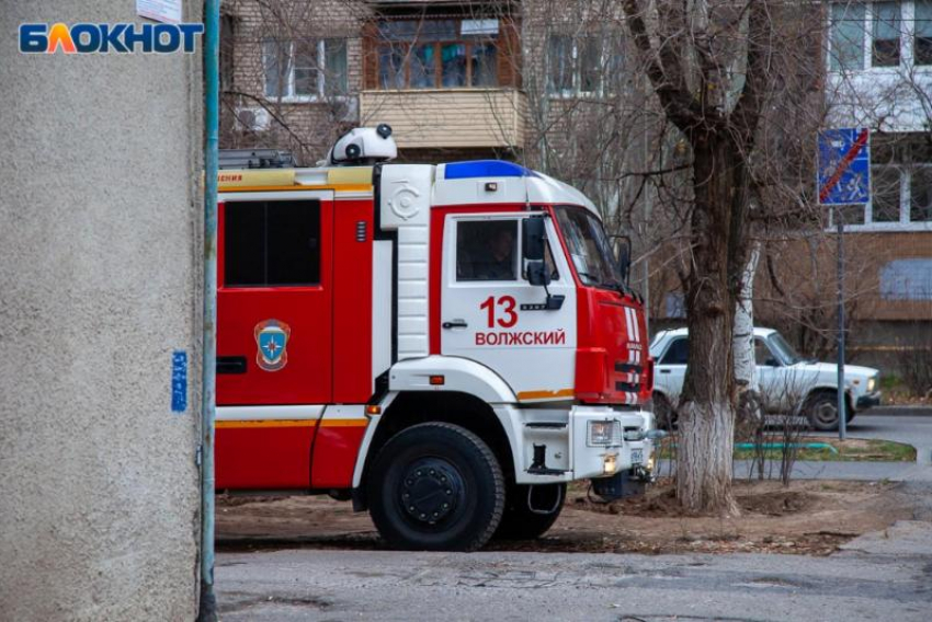 Известна причина ночного пожара в Волжском: полыхала баня