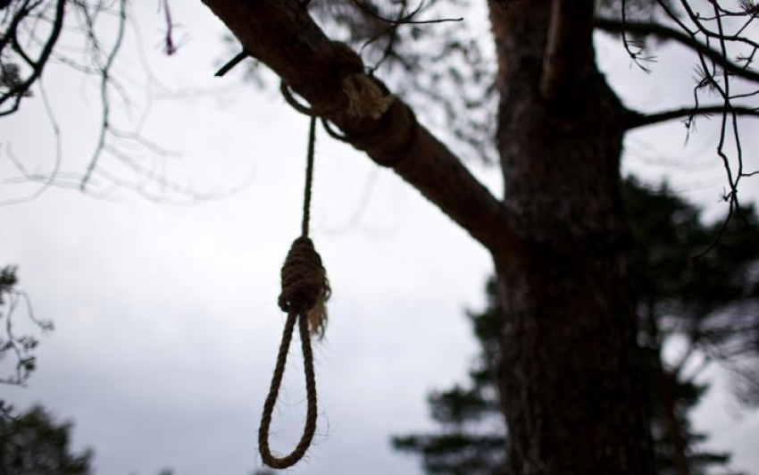 В Волжском две девочки нашли 27-летнего парня повешенным в лесополосе