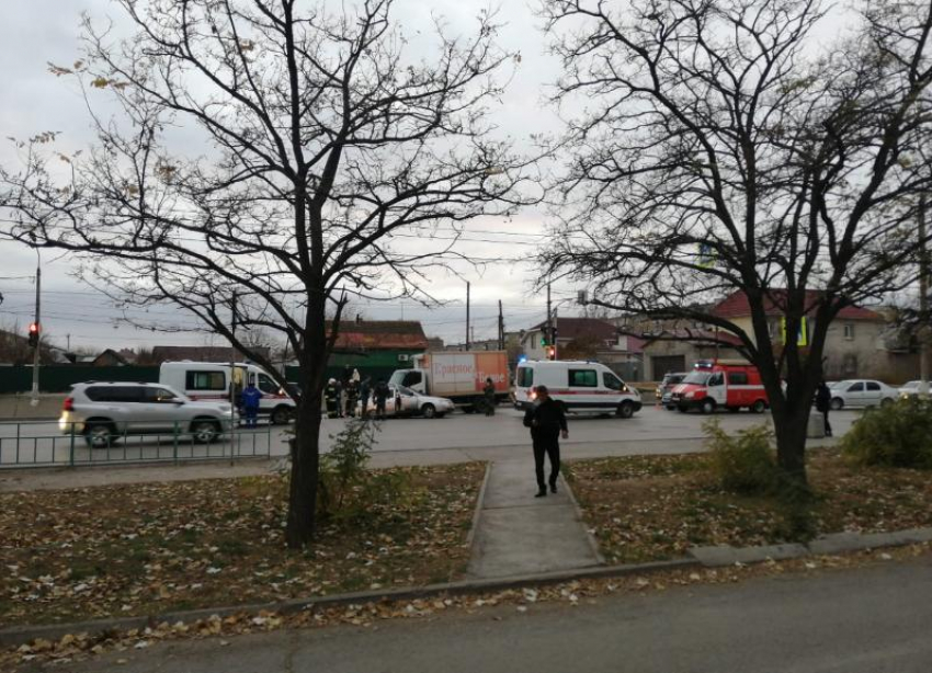 Два человека пострадали в результате столкновения легковой и грузовика в Волжском: видео