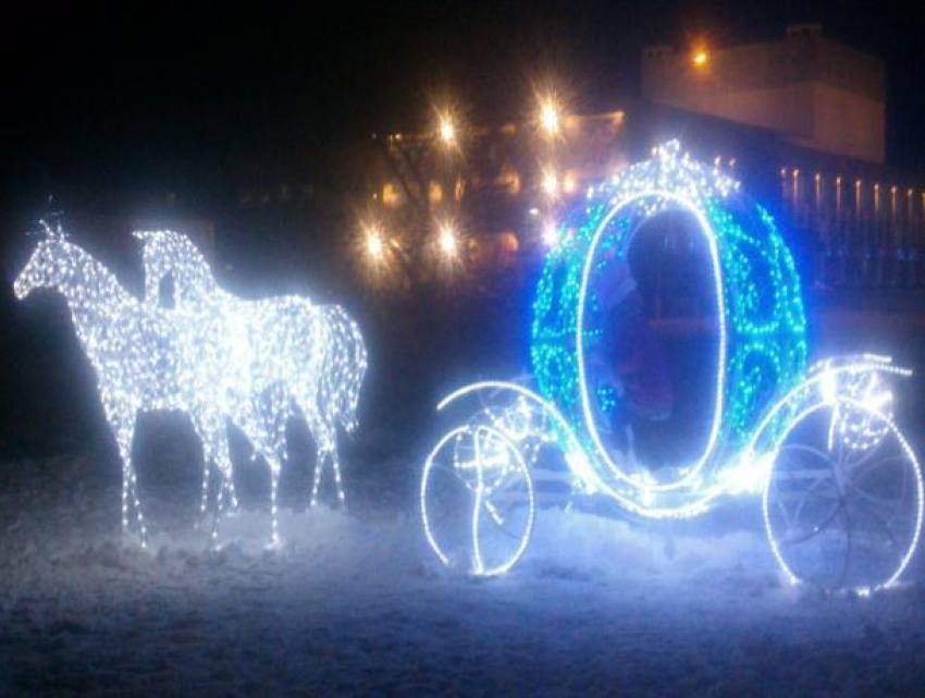 Сказочная карета и ёлка появились в парке «Волжский"