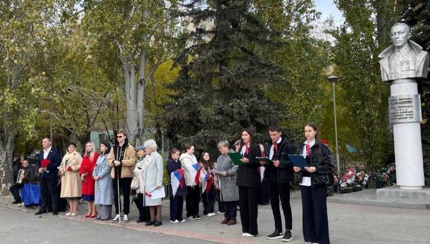 В Волжском прошел митинг у памятника Д.М. Карбышеву