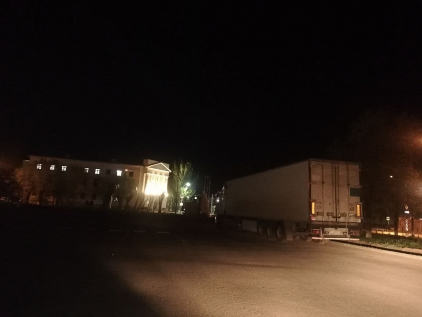 Фуры разбивают городские дороги: жители возмутились «ночевке» большегрузов в Волжском
