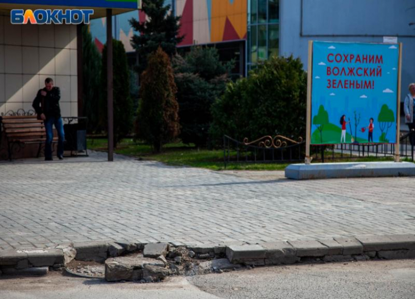 На дорогах Волжского меняют бордюры: где пройдут ремонтные работы