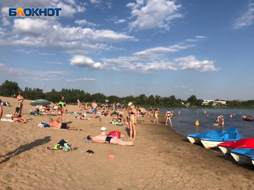 Загаженные раздевалки и километровые пробки: как отдыхают волжане на популярном пляже