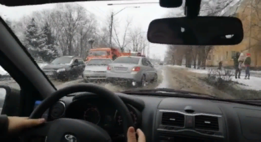Авария в Волжском попала на видео: снежное месиво сыграло свою роль