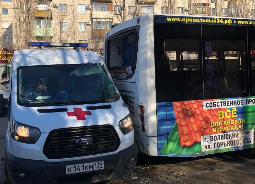 Тройное ДТП с участием «скорой», легковой и автобуса произошло в Волжском